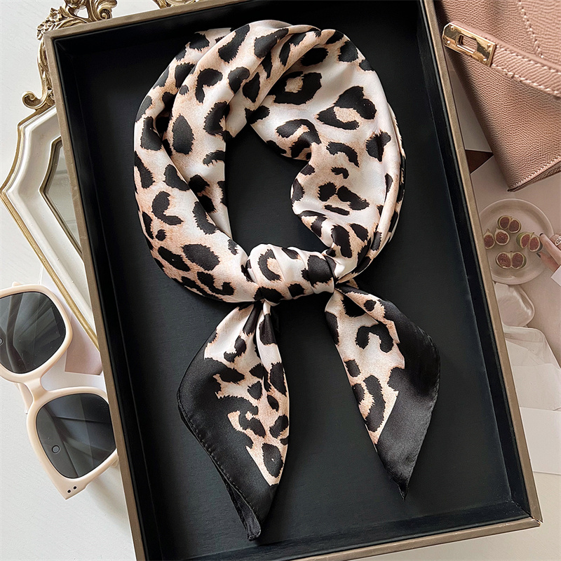 70cm Square Luxury Leopard Pri - Silk Scarf Square recension och pris