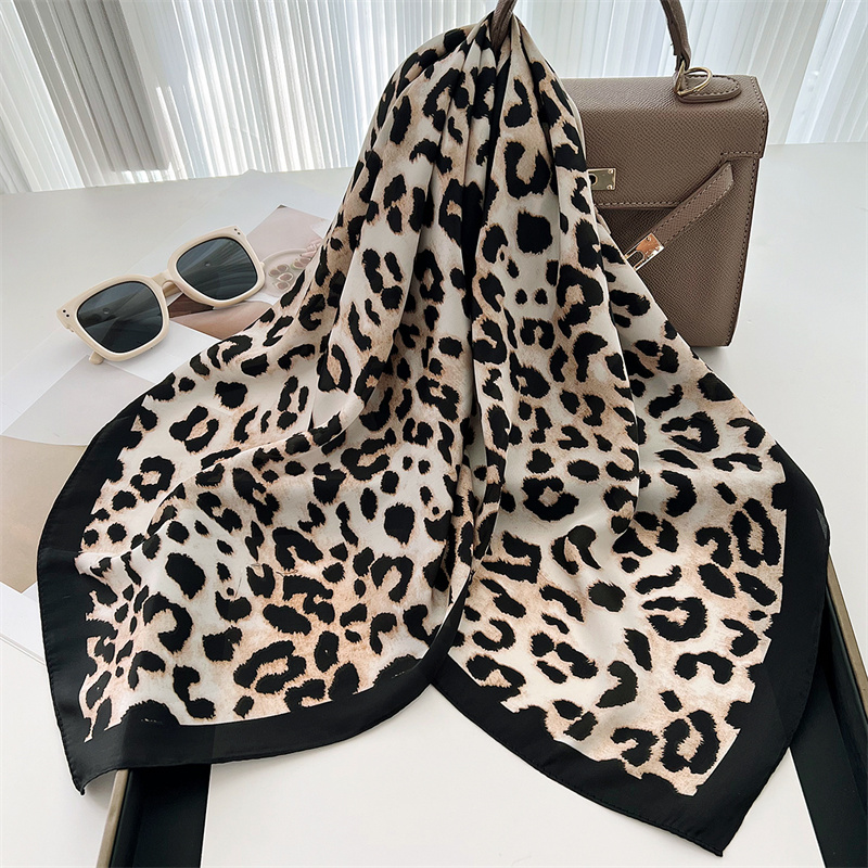 70cm Square Luxury Leopard Pri - Silk Scarf Square recension och pris