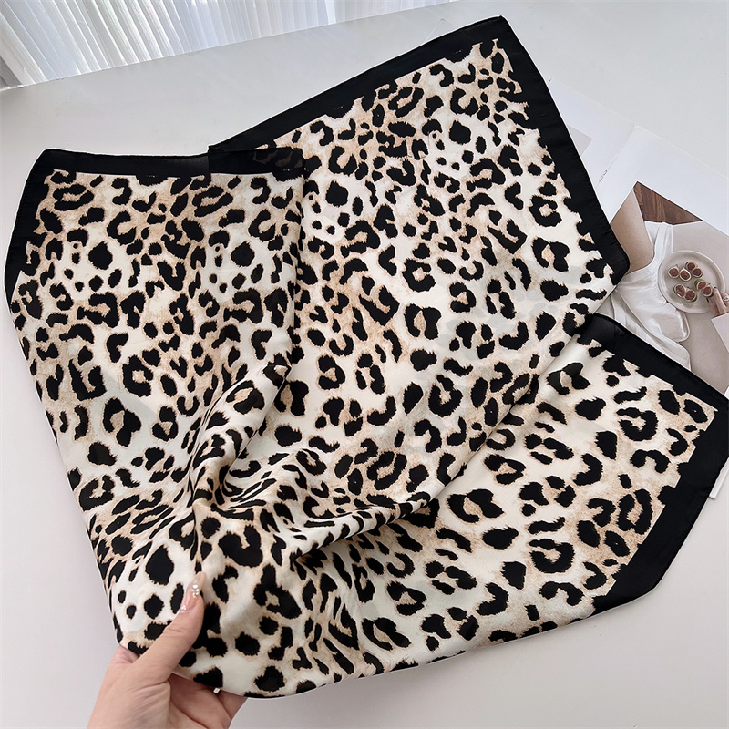 70cm Square Luxury Leopard Pri - Silk Scarf Square recension och pris