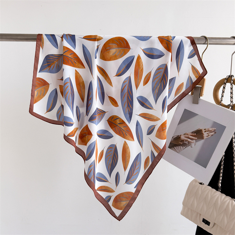 Luxury Brand Print 70cm Square - Silk Scarf Square recension och pris