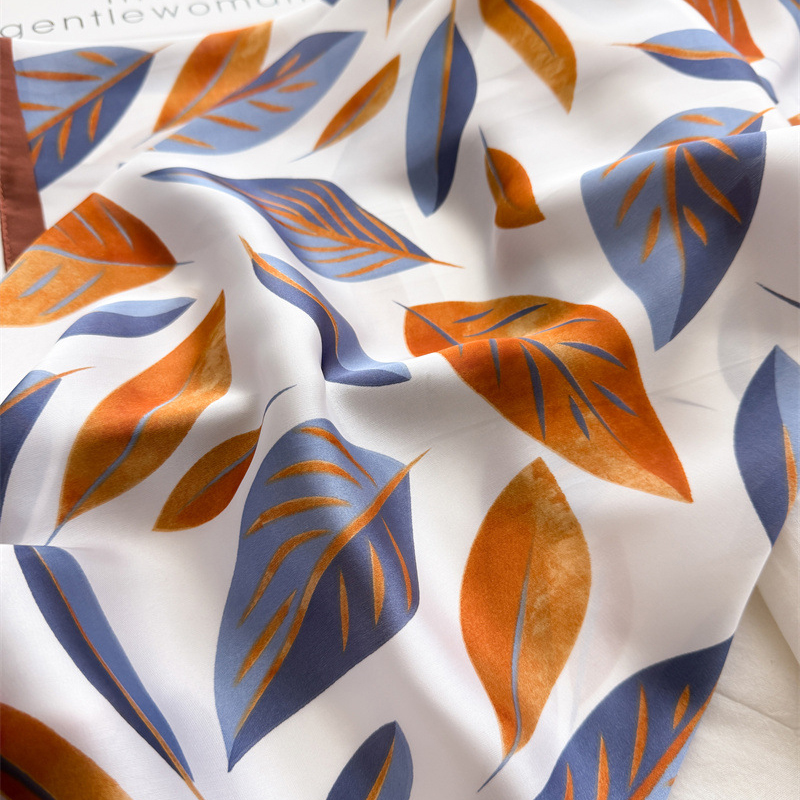 Luxury Brand Print 70cm Square - Silk Scarf Square recension och pris